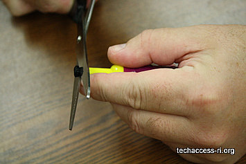 photo of person cutting the tip of the conductive foam with scissors